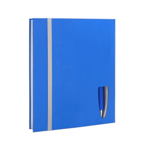 מחברת בצבע כחול עם עט