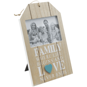מסגרת תמונה לתלייה מעץ בצבע טבעי עם כיתוב FAMILY לבן מתנה לעובד